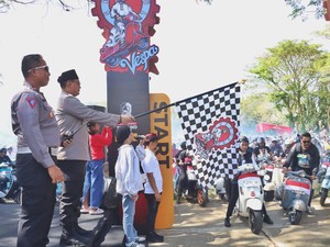 Meriahnya Touring Bikers Vespa Sambut HUT ke-79 RI di Banyuwangi