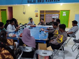 Jaga Kondusifitas Surabaya, Polisi Gelar Cangkruk Bareng Warga