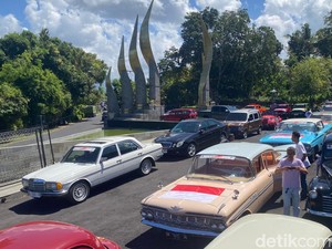 Sambut HUT RI, Ratusan Mobil Kuno Mengaspal di Jalanan Bali