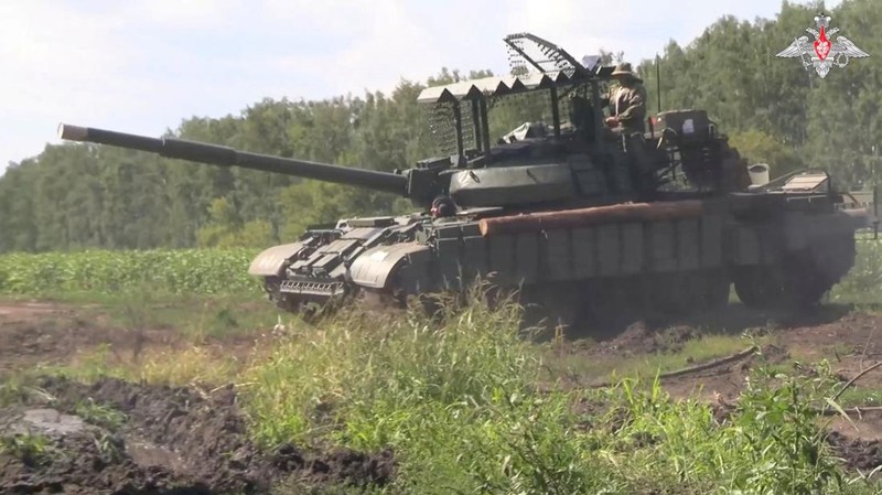 Prajurit Ukraina mengendarai kendaraan militer, di tengah serangan Rusia terhadap Ukraina, dekat perbatasan Rusia di wilayah Sumy, Ukraina 10 Agustus 2024. (REUTERS/Viacheslav Ratynskyi)