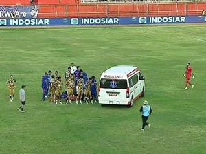 Liga 1: Guevara Kolaps Saat Laga Arema FC vs Dewa United
