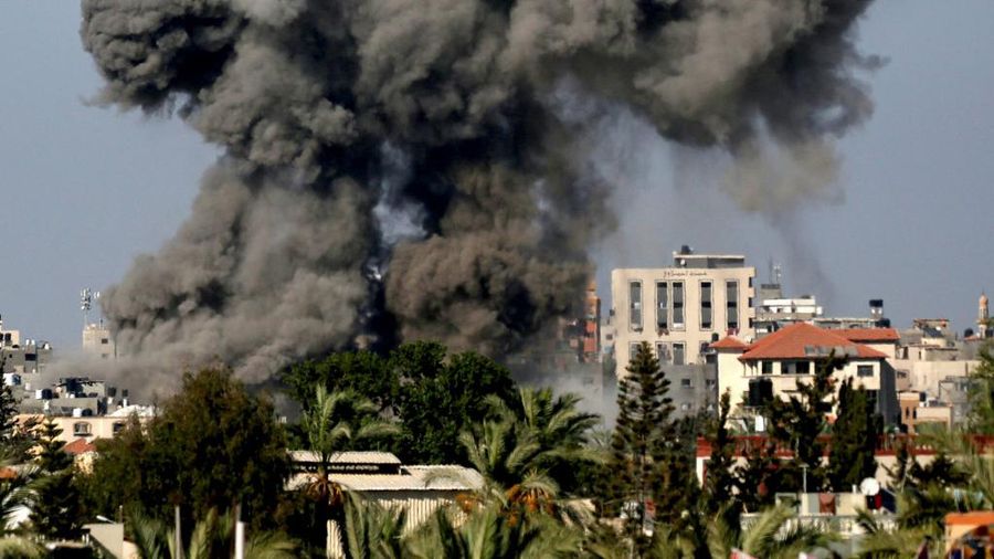 Asap mengepul menyusul pemboman Israel di Nuseirat di Jalur Gaza tengah pada 11 Agustus 2024, di tengah konflik yang sedang berlangsung antara Israel dan kelompok militan Palestina Hamas. (Photo by Eyad BABA / AFP)