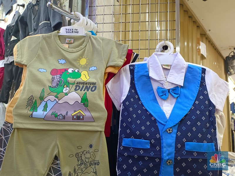 Baju anak-anak di Tanah Abang bertuliskan Korea dan berlabel made in Indonesia. Baju anak-anak di Tanah Abang bertuliskan Korea dan berlabel made in Indonesia. (CNBC Indonesia/Martyasari Rizky)