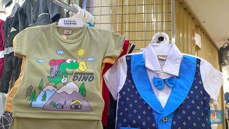 Baju anak-anak di Tanah Abang bertuliskan Korea dan berlabel made in Indonesia. (CNBC Indonesia/Martyasari Rizky)
