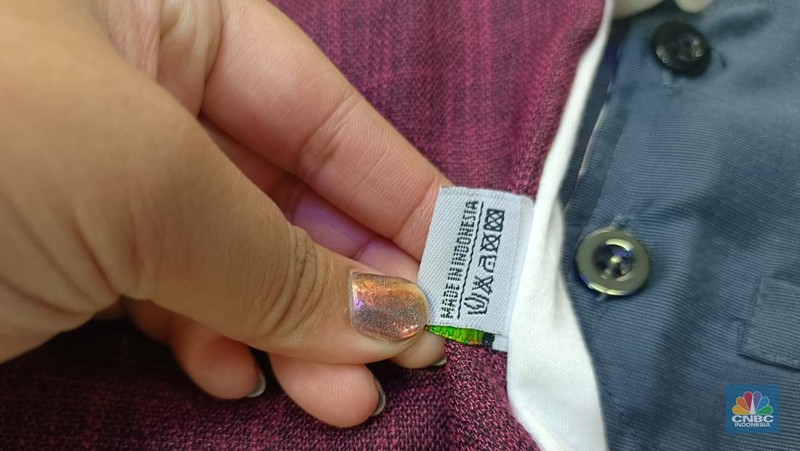 Baju anak-anak di Tanah Abang bertuliskan Korea dan berlabel made in Indonesia. (CNBC Indonesia/Martyasari Rizky)