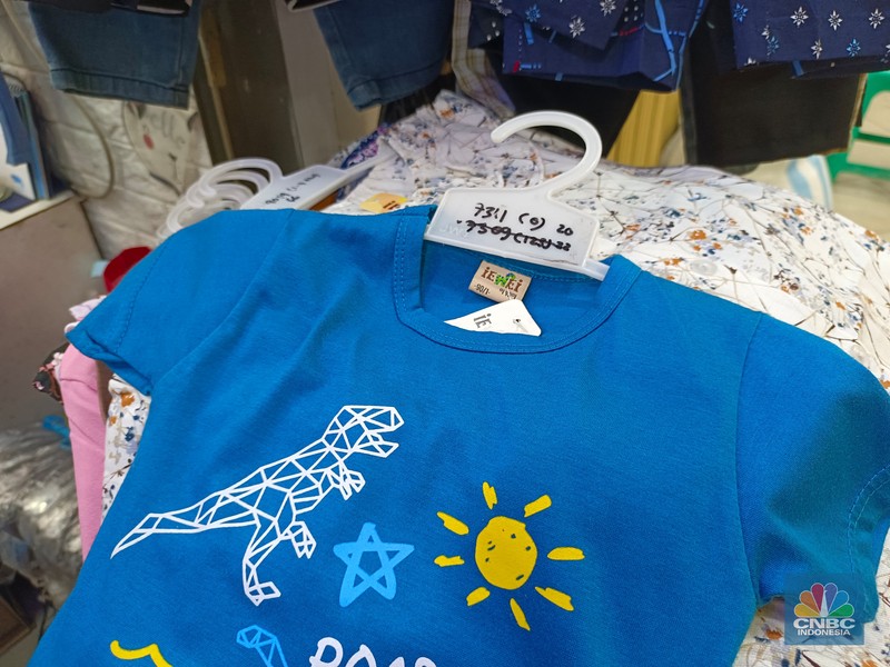 Baju anak-anak di Tanah Abang bertuliskan Korea dan berlabel made in Indonesia. Baju anak-anak di Tanah Abang bertuliskan Korea dan berlabel made in Indonesia. (CNBC Indonesia/Martyasari Rizky)