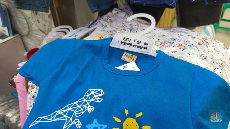 Baju anak-anak di Tanah Abang bertuliskan Korea dan berlabel made in Indonesia. (CNBC Indonesia/Martyasari Rizky)