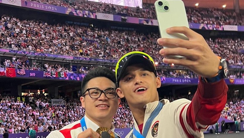 Kembang api menandakan berakhirnya upacara penutupan Olimpiade Musim Panas 2024 yang berlangsung di Stade de France, Senin, 12 Agustus 2024, di Saint-Denis, Prancis. (AP Photo/Alessandra Tarantino)