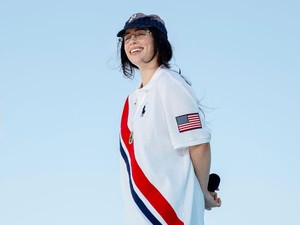 Jawaban Kenapa Billie Eilish Sering Pakai Baju Oversize