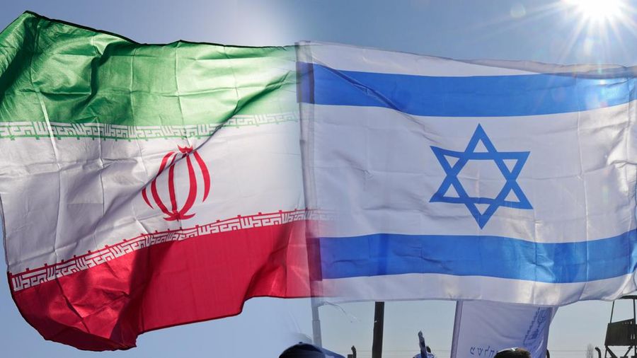 Foto Kolase Bendera Israel dan Iran. (AP Photo)