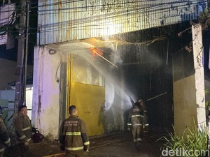 Gudang AMDK di Sukabumi Kebakaran!