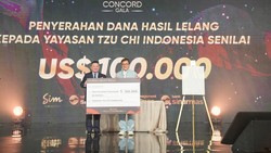 Jackie Chan ke Indonesia, Sikapnya saat Turun dari Jet Pribadi Jadi Sorotan