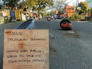 Warga Palopo Swadaya Tambal Jalan Rusak gegara Tak Kunjung Diperbaiki