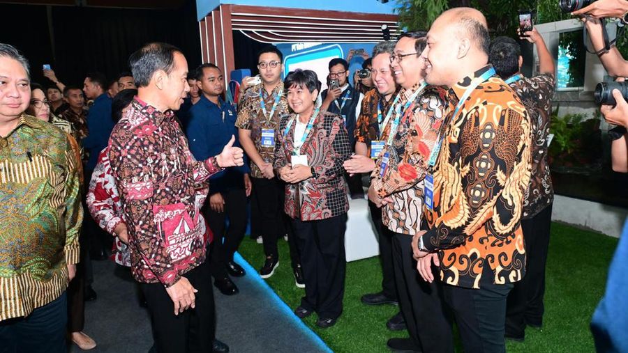 Jokowi kunjungi Booth Grup MIND ID di Festifal LIKE 2024. (Dok. MIND ID)