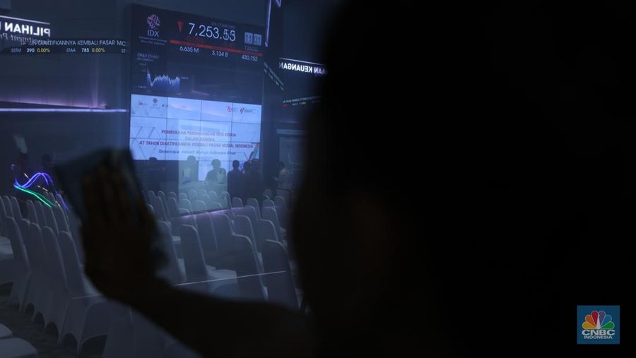 Karyawan berada di dekat layar pergerakan Indeks Harga Saham Gabungan (IHSG) di Bursa Efek Indonesia, Jakarta, Senin (12/8/2024). (CNBC Indonesia/Tri Susilo)