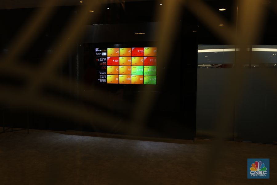 Karyawan berada di dekat layar pergerakan Indeks Harga Saham Gabungan (IHSG) di Bursa Efek Indonesia, Jakarta, Senin (12/8/2024).