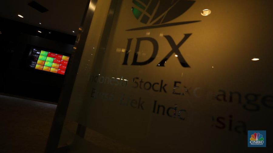 Karyawan berada di dekat layar pergerakan Indeks Harga Saham Gabungan (IHSG) di Bursa Efek Indonesia, Jakarta, Senin (12/8/2024). (վ/Tri Susilo)