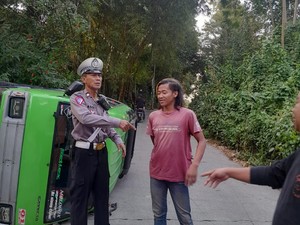 Tak Kuat Nanjak, Angkot di Bogor Terguling Masuk Parit