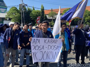 Mahasiswa di Surabaya Demo Soroti Dosa 10 Tahun Kepemimpinan Jokowi