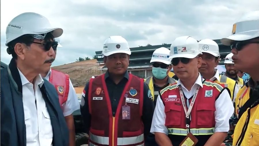 Menko Marves Luhut Binsar Pandjaitan saat meninjau kesiapan dan persiapan infrastruktur jelang upacara peringatan HUT Kemerdekaan RI ke-79 di Ibu Kota Nusantara (IKN). (Instagram @luhut.pandjaitan)