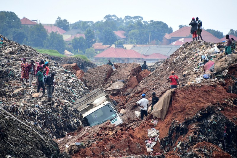 Relawan tiba untuk mencari jenazah warga yang tewas akibat tanah longsor akibat hujan deras di tempat pembuangan sampah yang dikenal sebagai Kiteezi yang berfungsi sebagai tempat pembuangan sampah, di desa Lusanja, di luar Kampala, Uganda, 10 Agustus 2024. Relawan tiba untuk mencari jenazah warga yang tewas akibat tanah longsor akibat hujan deras di tempat pembuangan sampah yang dikenal sebagai Kiteezi yang berfungsi sebagai tempat pembuangan sampah, di desa Lusanja, di luar Kampala, Uganda, 10 Agustus 2024. (REUTERS/Abubaker Lubowa)
