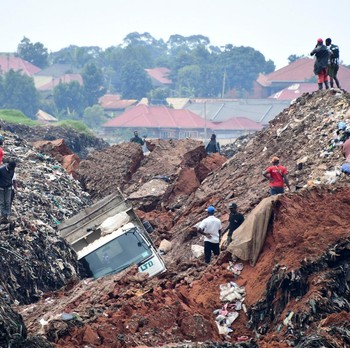 Longsor Maut Hantam 'Gunung Sampah', 21 Orang Tewas Terkubur