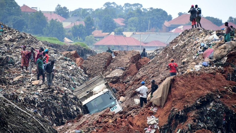 Relawan tiba untuk mencari jenazah warga yang tewas akibat tanah longsor akibat hujan deras di tempat pembuangan sampah yang dikenal sebagai Kiteezi yang berfungsi sebagai tempat pembuangan sampah, di desa Lusanja, di luar Kampala, Uganda, 10 Agustus 2024. (REUTERS/Abubaker Lubowa)
