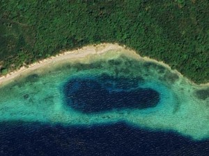 Melihat Keunikan Palung Telapak Kaki Raksasa dan Batu Payung di Flores Timur