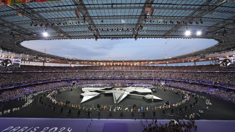 Kembang api menandakan berakhirnya upacara penutupan Olimpiade Musim Panas 2024 yang berlangsung di Stade de France, Senin, 12 Agustus 2024, di Saint-Denis, Prancis. (AP Photo/Alessandra Tarantino)