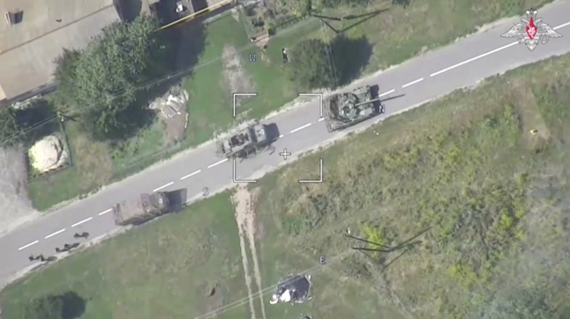 Pemandangan udara menunjukkan apa yang dikatakan sebagai tank Ukraina yang terbakar setelah serangan tentara Rusia di daerah yang berbatasan dengan Ukraina di wilayah Kursk, Rusia, dalam gambar diam dari video yang dirilis pada 11 Agustus 2024. Pemandangan udara menunjukkan apa yang dikatakan sebagai tank Ukraina yang terbakar setelah serangan tentara Rusia di daerah yang berbatasan dengan Ukraina di wilayah Kursk, Rusia, dalam gambar diam dari video yang dirilis pada 11 Agustus 2024. (Russian Defence Ministry/Handout via REUTERS)