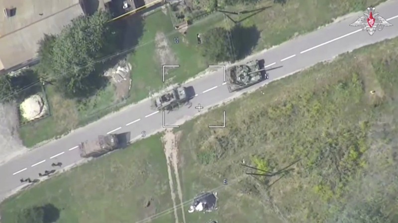 Pemandangan udara menunjukkan apa yang dikatakan sebagai tank Ukraina yang terbakar setelah serangan tentara Rusia di daerah yang berbatasan dengan Ukraina di wilayah Kursk, Rusia, dalam gambar diam dari video yang dirilis pada 11 Agustus 2024. (Russian Defence Ministry/Handout via REUTERS)