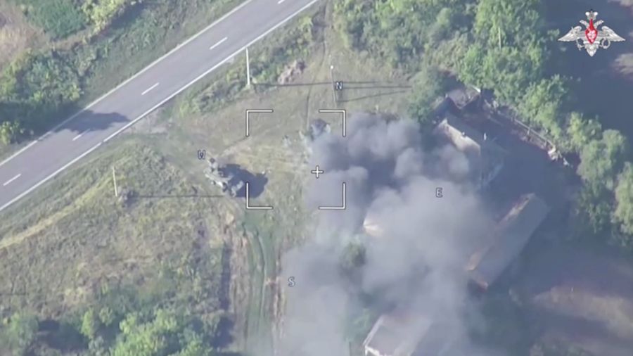 Pemandangan udara menunjukkan apa yang dikatakan sebagai tank Ukraina yang terbakar setelah serangan tentara Rusia di daerah yang berbatasan dengan Ukraina di wilayah Kursk, Rusia, dalam gambar diam dari video yang dirilis pada 11 Agustus 2024. (Russian Defence Ministry/Handout via REUTERS)