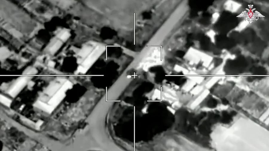 Pemandangan udara menunjukkan apa yang dikatakan sebagai tank Ukraina yang terbakar setelah serangan tentara Rusia di daerah yang berbatasan dengan Ukraina di wilayah Kursk, Rusia, dalam gambar diam dari video yang dirilis pada 11 Agustus 2024. (Russian Defence Ministry/Handout via REUTERS)