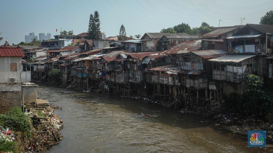 Suasana deretan pemukiman warga yang berada pada bantaran Sungai Ciliwung di kawasan Manggarai, Jakarta, Senin (12/8/2024). Pemerintah Provinsi DKI Jakarta akan melakukan penataan permukiman kumuh. Penataan tersebut ditargetkan akan selesai pada 2027. (CNBC Indonesia/Faisal Rahman)