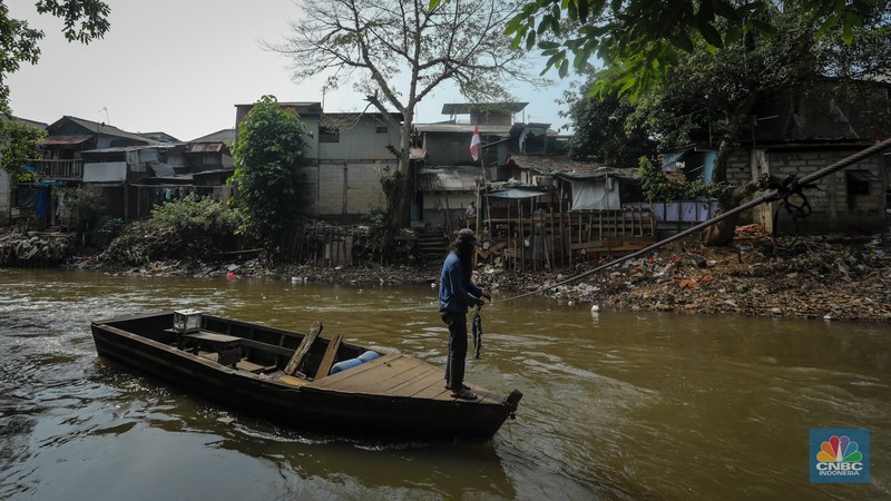 Pemukiman Padat Penduduk Suasana deretan pemukiman warga yang berada pada bantaran Sungai Ciliwung di kawasan Manggarai, Jakarta, Senin (12/8/2024). Pemerintah Provinsi DKI Jakarta akan melakukan penataan permukiman kumuh. Penataan tersebut ditargetkan akan selesai pada 2027. (CNBC Indonesia/Faisal Rahman)