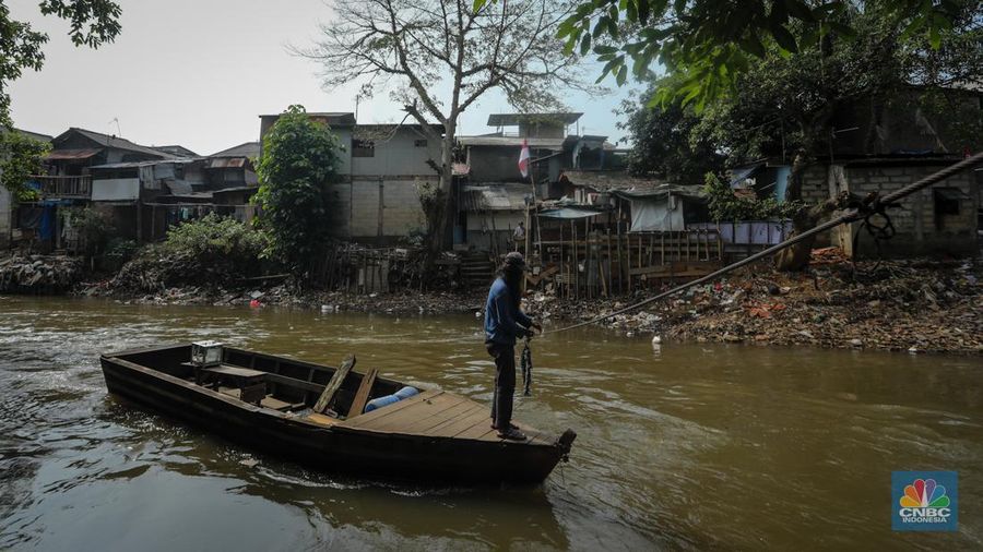 Suasana deretan pemukiman warga yang berada pada bantaran Sungai Ciliwung di kawasan Manggarai, Jakarta, Senin (12/8/2024). Pemerintah Provinsi DKI Jakarta akan melakukan penataan permukiman kumuh. Penataan tersebut ditargetkan akan selesai pada 2027. (CNBC Indonesia/Faisal Rahman)