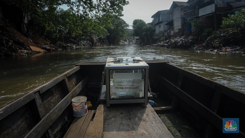 Suasana deretan pemukiman warga yang berada pada bantaran Sungai Ciliwung di kawasan Manggarai, Jakarta, Senin (12/8/2024). Pemerintah Provinsi DKI Jakarta akan melakukan penataan permukiman kumuh. Penataan tersebut ditargetkan akan selesai pada 2027. (CNBC Indonesia/Faisal Rahman)
