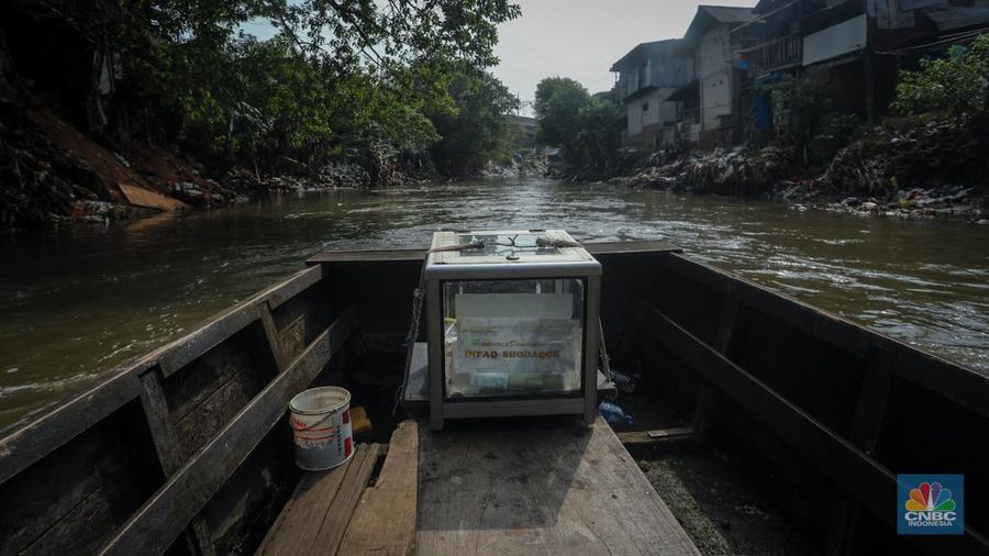 Suasana deretan pemukiman warga yang berada pada bantaran Sungai Ciliwung di kawasan Manggarai, Jakarta, Senin (12/8/2024). Pemerintah Provinsi DKI Jakarta akan melakukan penataan permukiman kumuh. Penataan tersebut ditargetkan akan selesai pada 2027. (CNBC Indonesia/Faisal Rahman)