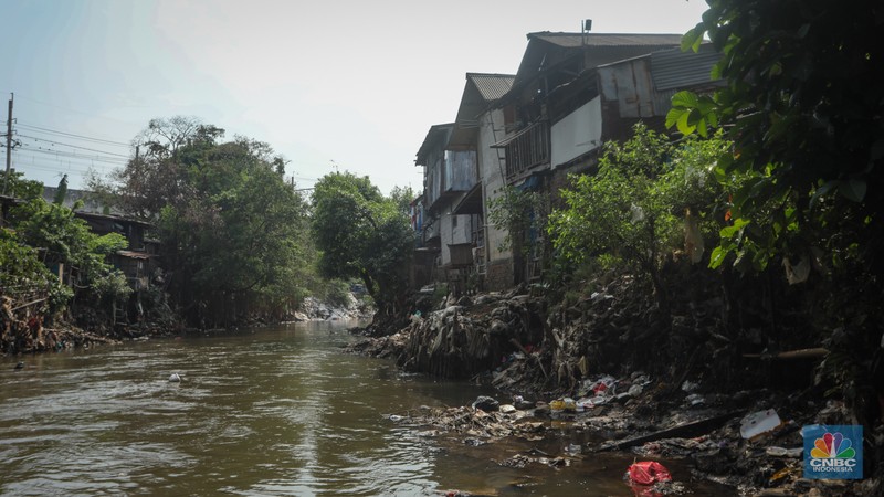 Suasana deretan pemukiman warga yang berada pada bantaran Sungai Ciliwung di kawasan Manggarai, Jakarta, Senin (12/8/2024). Pemerintah Provinsi DKI Jakarta akan melakukan penataan permukiman kumuh. Penataan tersebut ditargetkan akan selesai pada 2027. (CNBC Indonesia/Faisal Rahman)