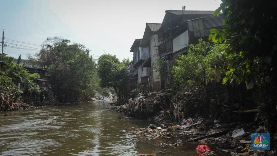 Suasana deretan pemukiman warga yang berada pada bantaran Sungai Ciliwung di kawasan Manggarai, Jakarta, Senin (12/8/2024). Pemerintah Provinsi DKI Jakarta akan melakukan penataan permukiman kumuh. Penataan tersebut ditargetkan akan selesai pada 2027. (CNBC Indonesia/Faisal Rahman)