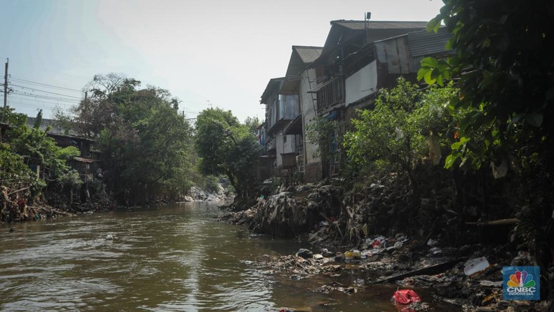 Suasana deretan pemukiman warga yang berada pada bantaran Sungai Ciliwung di kawasan Manggarai, Jakarta, Senin (12/8/2024). Pemerintah Provinsi DKI Jakarta akan melakukan penataan permukiman kumuh. Penataan tersebut ditargetkan akan selesai pada 2027. (CNBC Indonesia/Faisal Rahman)