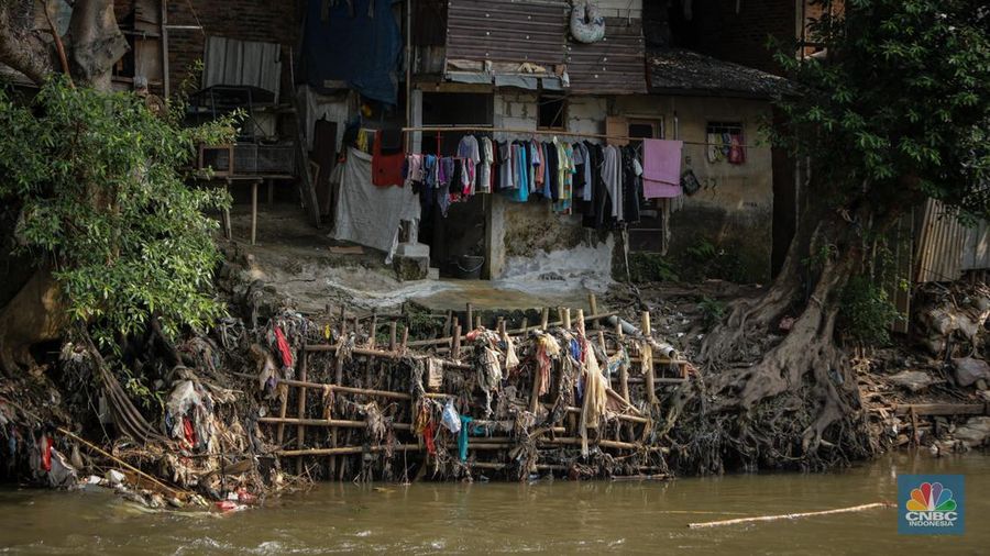 Suasana deretan pemukiman warga yang berada pada bantaran Sungai Ciliwung di kawasan Manggarai, Jakarta, Senin (12/8/2024). Pemerintah Provinsi DKI Jakarta akan melakukan penataan permukiman kumuh. Penataan tersebut ditargetkan akan selesai pada 2027. (վ/Faisal Rahman)