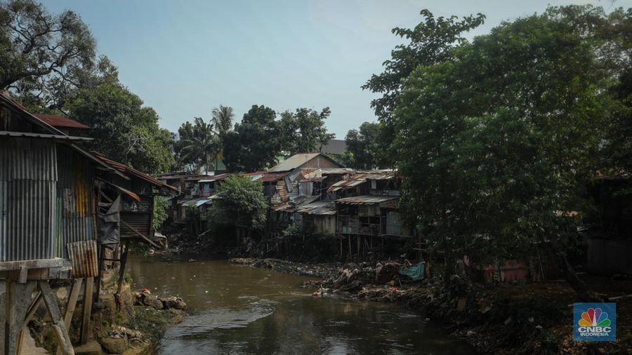 Suasana deretan pemukiman warga yang berada pada bantaran Sungai Ciliwung di kawasan Manggarai, Jakarta, Senin (12/8/2024). Pemerintah Provinsi DKI Jakarta akan melakukan penataan permukiman kumuh. Penataan tersebut ditargetkan akan selesai pada 2027. (CNBC Indonesia/Faisal Rahman)