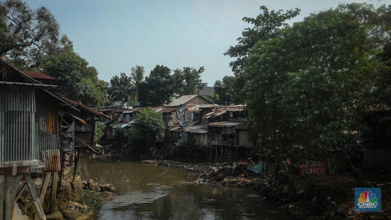 Suasana deretan pemukiman warga yang berada pada bantaran Sungai Ciliwung di kawasan Manggarai, Jakarta, Senin (12/8/2024). Pemerintah Provinsi DKI Jakarta akan melakukan penataan permukiman kumuh. Penataan tersebut ditargetkan akan selesai pada 2027. (CNBC Indonesia/Faisal Rahman)