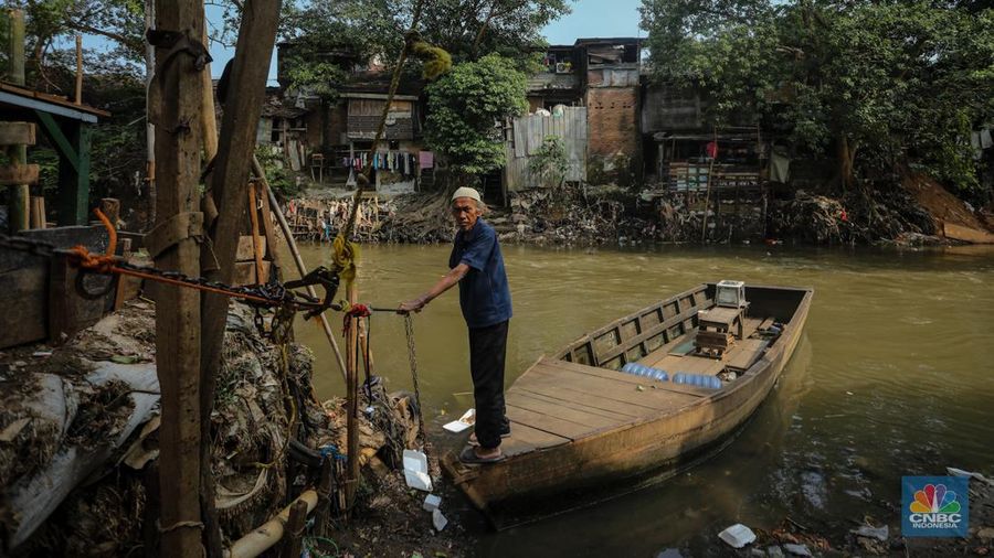 Suasana deretan pemukiman warga yang berada pada bantaran Sungai Ciliwung di kawasan Manggarai, Jakarta, Senin (12/8/2024). Pemerintah Provinsi DKI Jakarta akan melakukan penataan permukiman kumuh. Penataan tersebut ditargetkan akan selesai pada 2027. (CNBC Indonesia/Faisal Rahman)