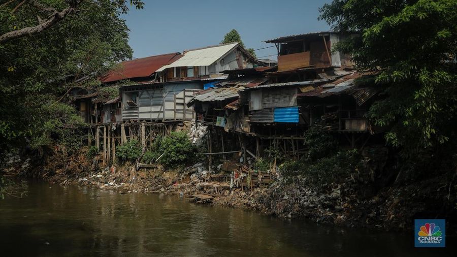 Suasana deretan pemukiman warga yang berada pada bantaran Sungai Ciliwung di kawasan Manggarai, Jakarta, Senin (12/8/2024). Pemerintah Provinsi DKI Jakarta akan melakukan penataan permukiman kumuh. Penataan tersebut ditargetkan akan selesai pada 2027. (CNBC Indonesia/Faisal Rahman)