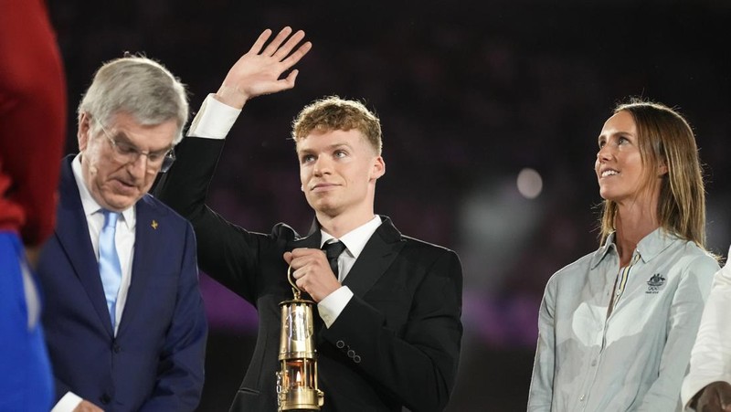 Kembang api menandakan berakhirnya upacara penutupan Olimpiade Musim Panas 2024 yang berlangsung di Stade de France, Senin, 12 Agustus 2024, di Saint-Denis, Prancis. (AP Photo/Alessandra Tarantino)