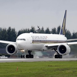 Singapore Airlines Mendarat Darurat, Kaca Pesawat Retak saat Terbang