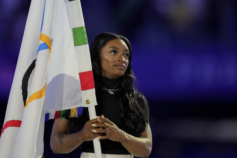 Kembang api menandakan berakhirnya upacara penutupan Olimpiade Musim Panas 2024 yang berlangsung di Stade de France, Senin, 12 Agustus 2024, di Saint-Denis, Prancis. (AP Photo/Alessandra Tarantino)
