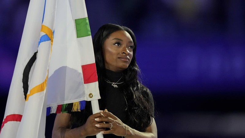 Kembang api menandakan berakhirnya upacara penutupan Olimpiade Musim Panas 2024 yang berlangsung di Stade de France, Senin, 12 Agustus 2024, di Saint-Denis, Prancis. (AP Photo/Alessandra Tarantino)
